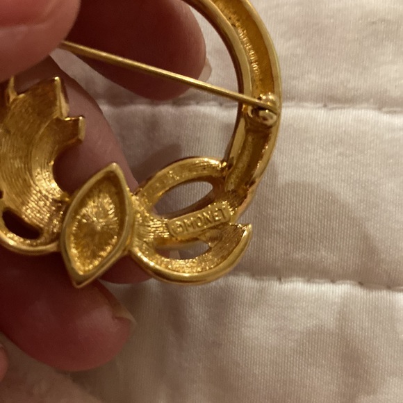 Monet heavy gold tone rhinestone pin. Excellent. All original stones. - Picture 5 of 6